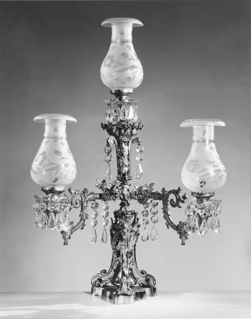 Gas lamp in gilt bronze and glass