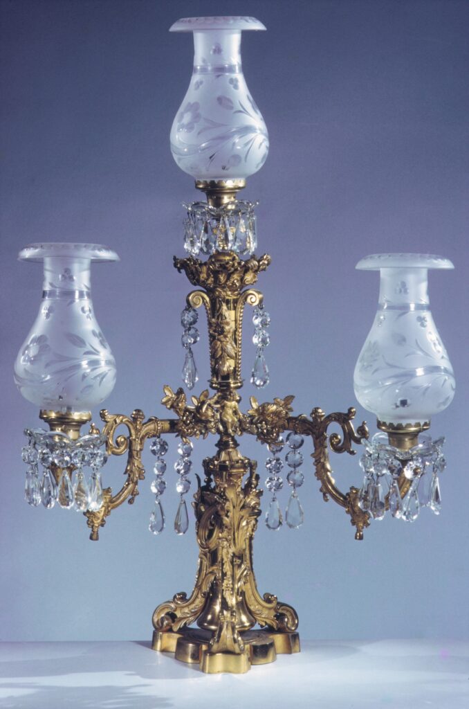 Gas lamp in gilt bronze and glass