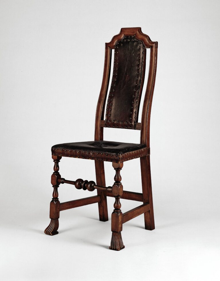 Leather chair in soft maple and ash