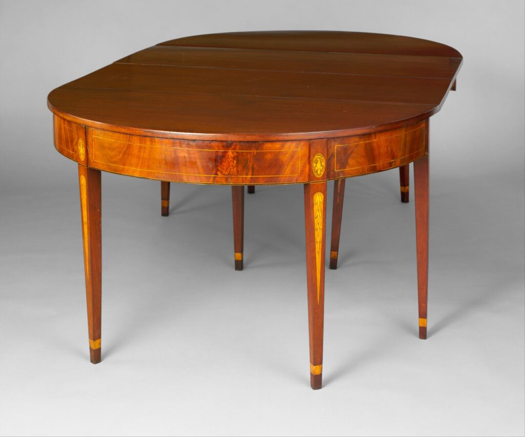 Drop-leaf dining table in mahogany
