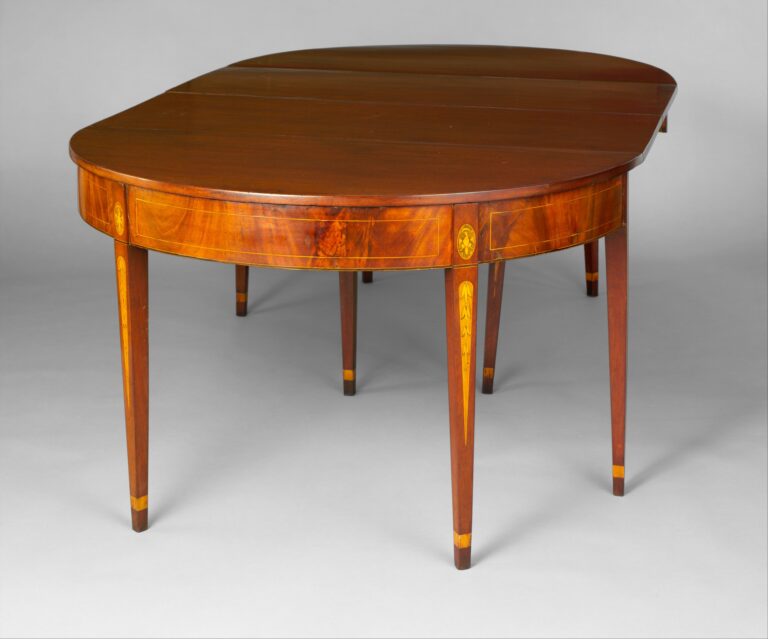 Drop-leaf dining table in mahogany