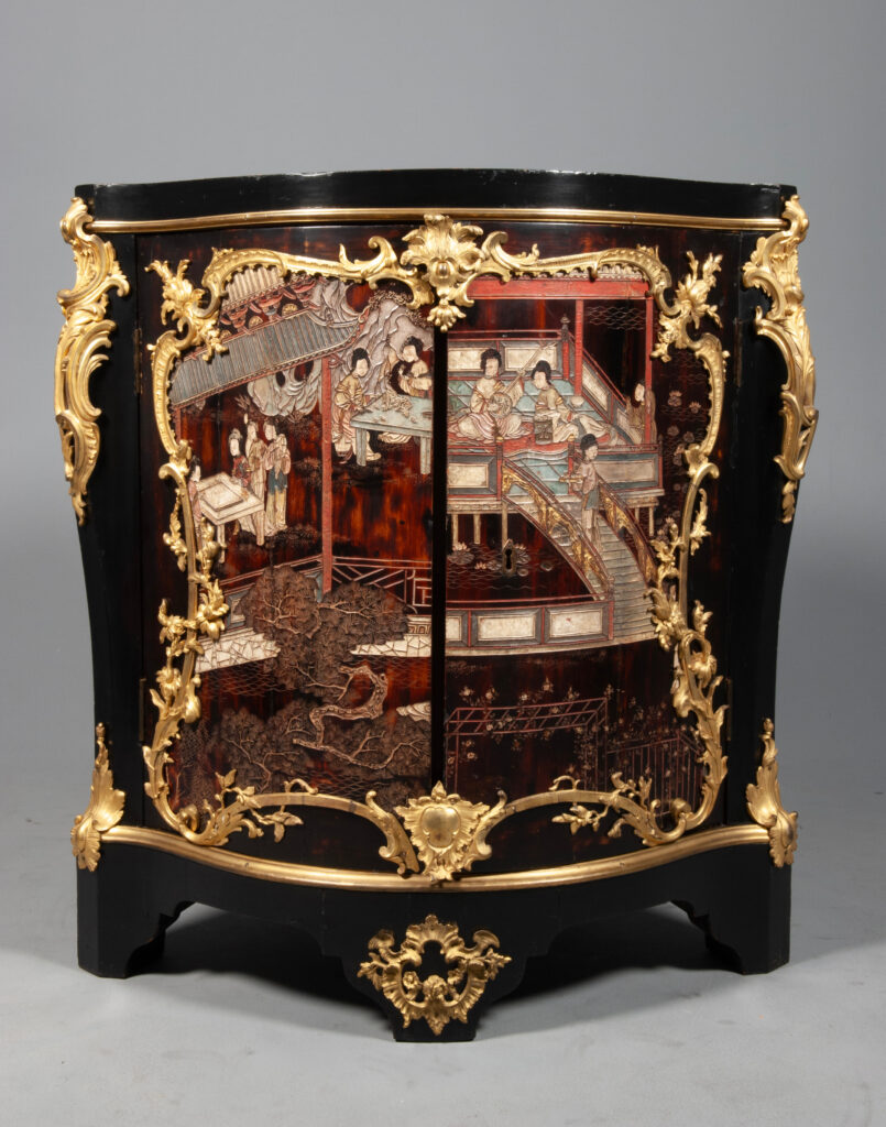 Corner cabinet by Bernard II van Risenburgh with Coromandel lacquer doors and Rococo gilt-bronze mounts